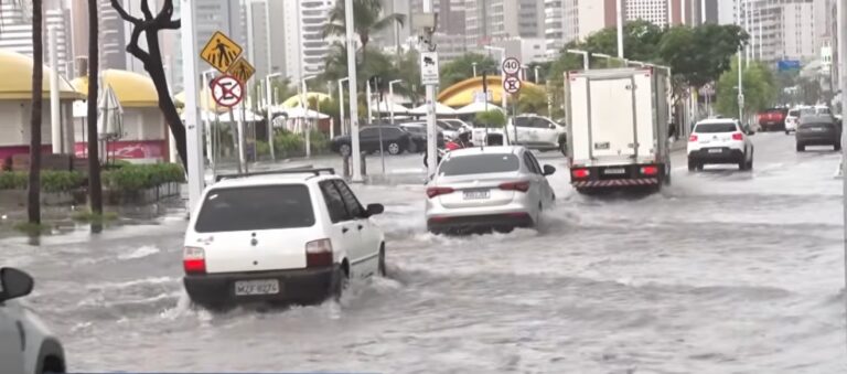 Chuvas causam alagamentos e complicam trânsito na Avenida Beira-Mar, em Fortaleza